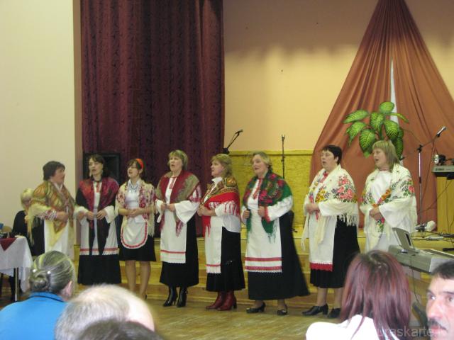 krievu dziesmu ansamblis "Raduga" novada ansambļu skatē Ozolainē 2010.gadā